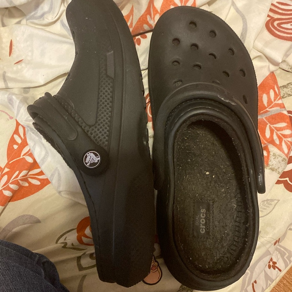 Furry black crocs🖤.